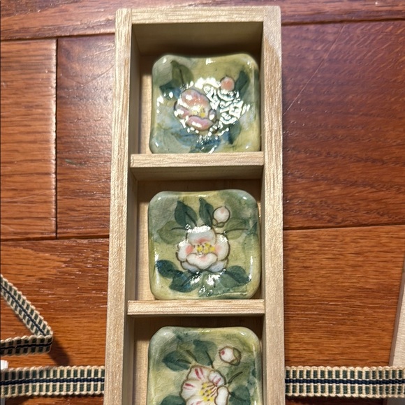 CAMELLIA CHOPSTICK REST SET - Picture 5 of 10